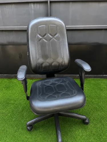Cadeira de escritório confortável, resistente e ideal para home office, escritório.