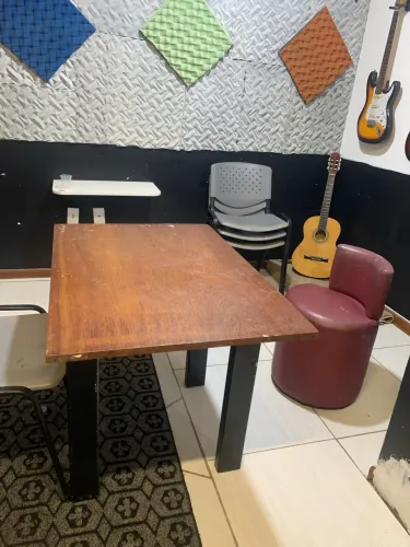 Mesa quadrada de madeira