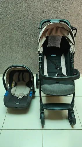 Carrinho com bebê conforto burigotto