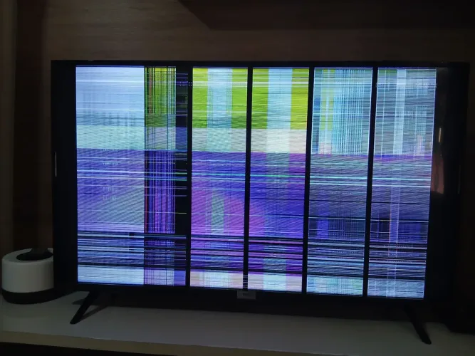 Vendo ou troco por celular TV com defeito nao esta quebrada 
