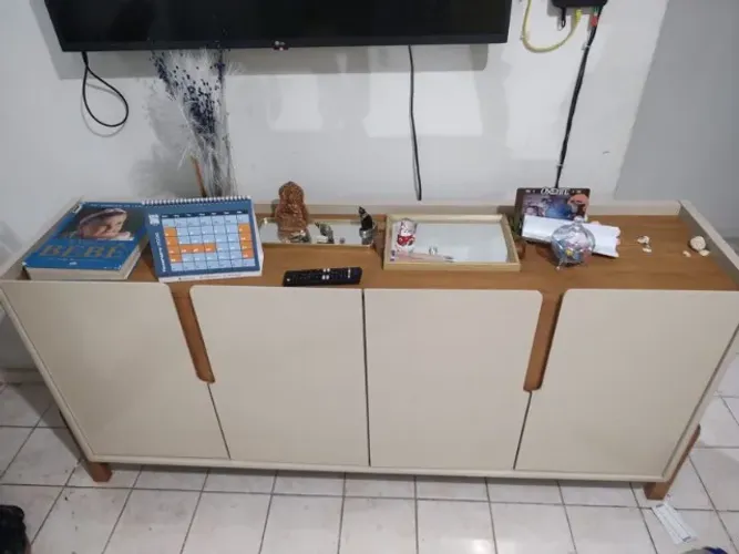 Vendo buffet/aparador para sala com 4 portas, ideal para TV, decoração ou organização.