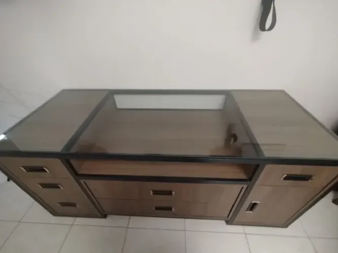 Raque modular de aço e madeira