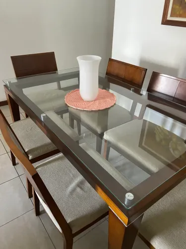 Vendo mesa de jantar c/ 06 cadeiras