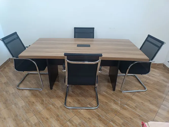 Mesa de reunião com 4 cadeiras