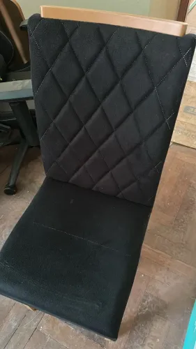 Mesa com 6 cadeiras estofadas na cor preta