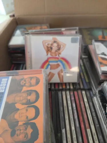 300 CDs de música internacional e nacional