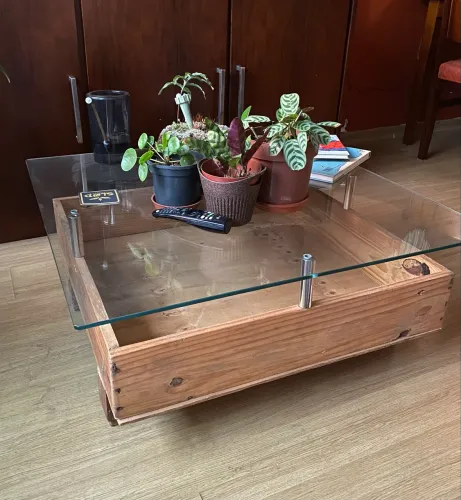 Mesa de centro com tampo de vidro e armazenamento interno
