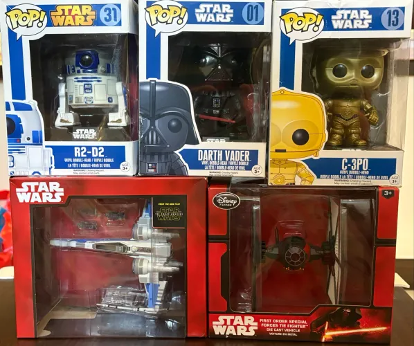 Star Wars 3 Funko Pop (R2-D2, Darth Vader, C-3P0) + 2 naves (Disney)
