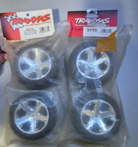 Pneus e rodas já coladas de fábrica traxxas originais