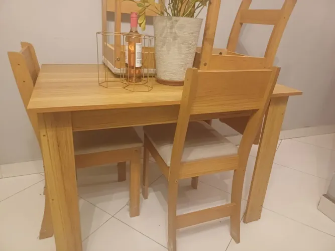 Vendo Mesa de jantar 4 cadeiras 