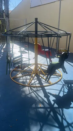 VENDO CARROCEL INFANTIL COM 6 LUGARES PARA PLAYGRAUND/ÁREA DE LAZER