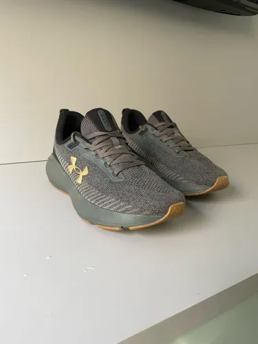 Tênis Under Armour Charged Beat