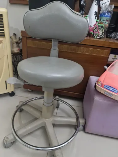 Cadeira mocho cinza - para dentistas/estética - giratória con regulagem
