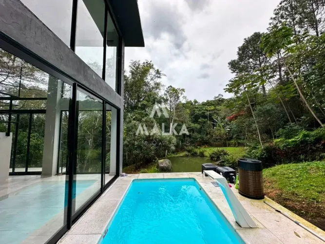 Casa em condomínio com 4 suítes para locação no Campeche - Florianópolis