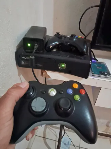 Xbox 360 mais AHD 500GB? duas amatenes com 35 a 30 jogos mais de 400 BG livre