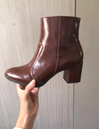 Bota marrom 