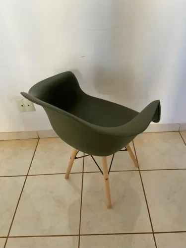Cadeira Eames Verde Militar
