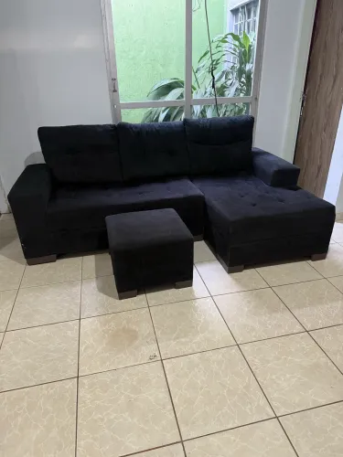 Sofá chaise cor preta , semi novo, entrego