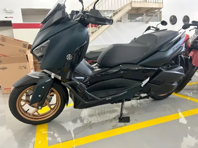 X MAX 2024 abaixo da tabela com acessorios