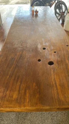 Mesa em madeira maciça