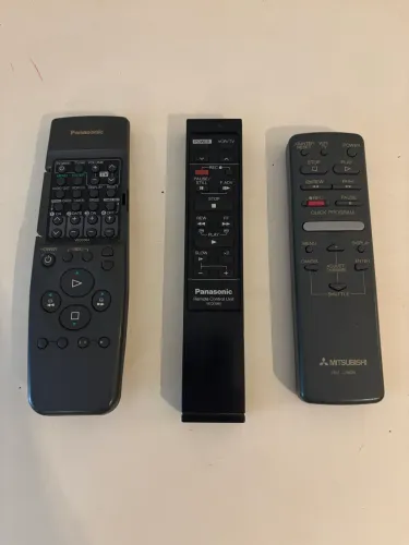 Controles remotos para videocassete Panasonic e Mitsubishi.