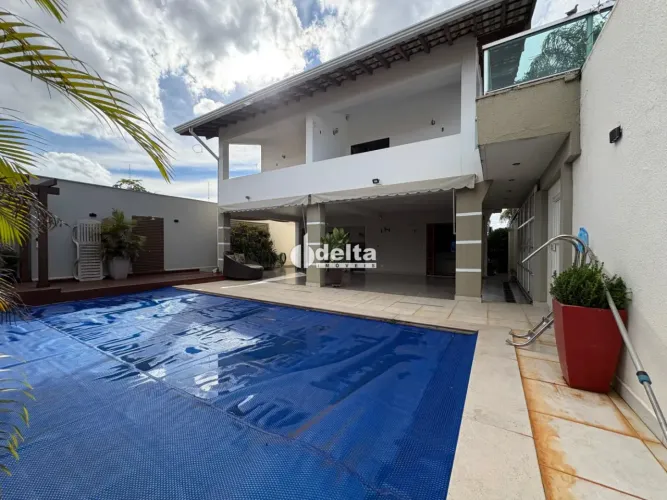 Casa com 4 suítes disponível para Venda no bairro Tabajaras em Uberlândia-MG