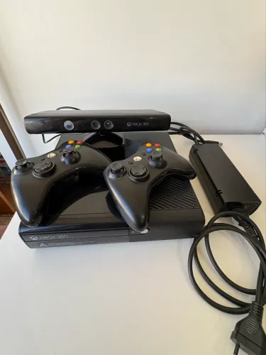XBOX 360 c/ Kinect + 2 controles + 6 jogos