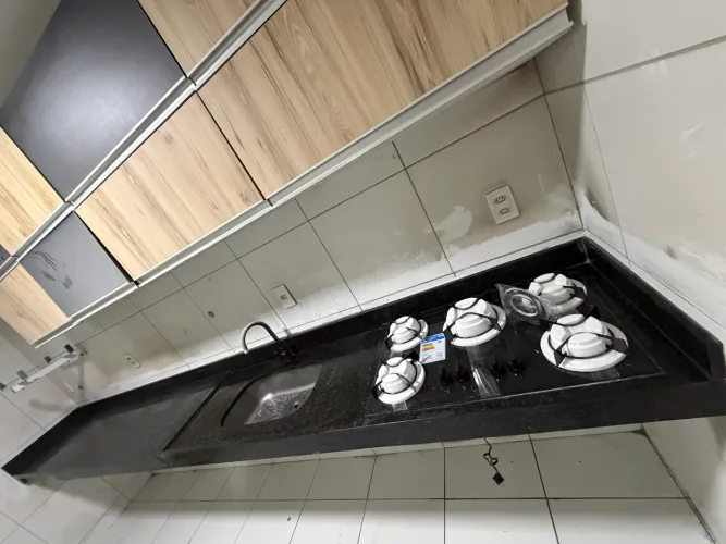 Bancada de cozinha com mesa americana