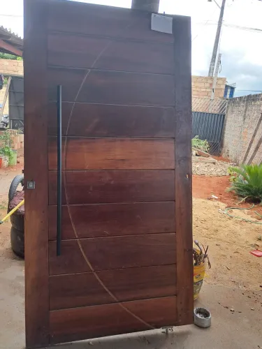 Vendo uma porta sem a duela