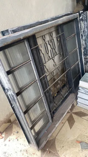 Janela de cozinha com grade e vidro