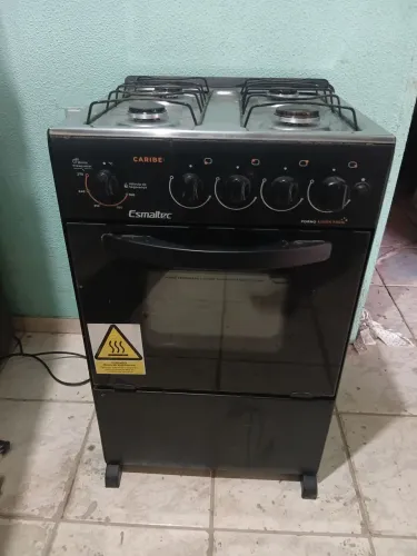 Fogão Esmaltec bem conservado. 