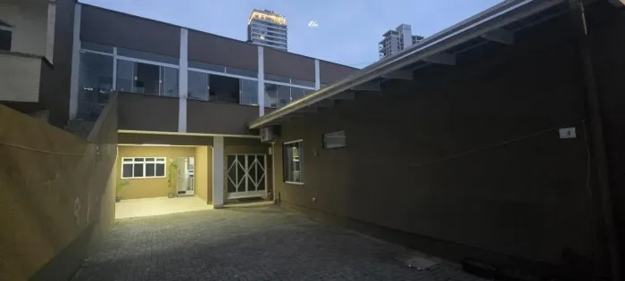 Terreno com Casa e 3 Apartamento Gerando Renda por Aluguel Praia Brava, Itajaí/SC