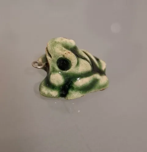 Pingente sapo verde