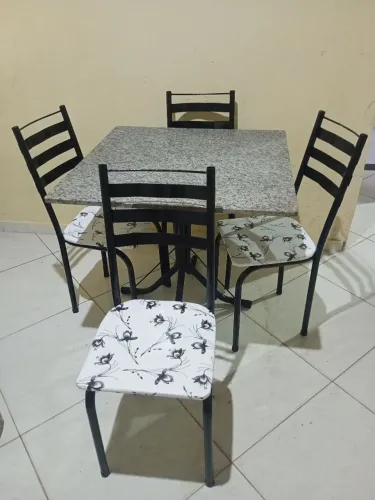 mesa de mármore com as 4 cadeiras faço entrega imediata e acerta cartão