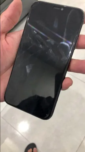 iphone 11 preto 128 gb só a tela trincada mais isso não interfere em nada quero 1000