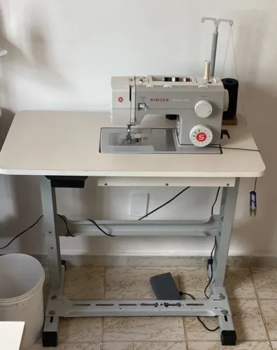 Máquina de costura singer facilita pro 4423 e mesa