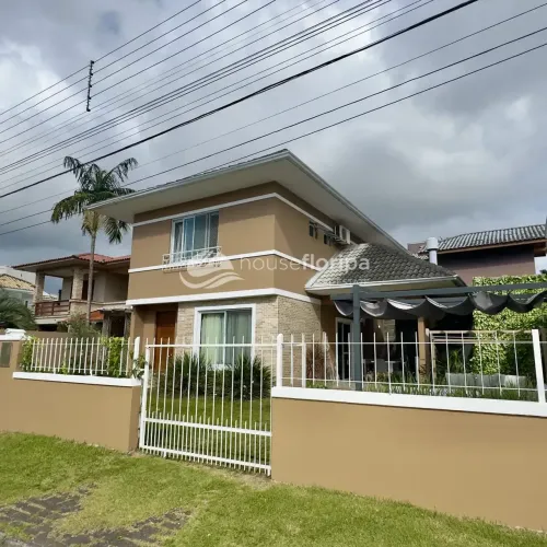 Oportunidade no Sul da Ilha Casa Individual Financiável com 3 Quartos e Estrutura Extra no