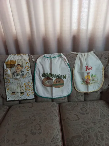 3 sacolas para pão em tecido com pinturas personalizadas.