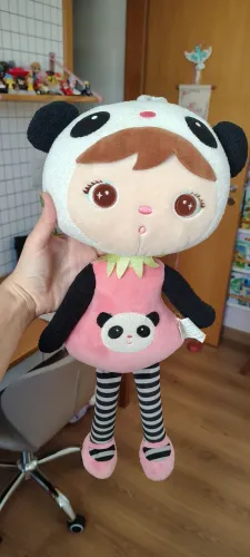 Pelúcia boneca Angela Metoo<br>R$ 35,00