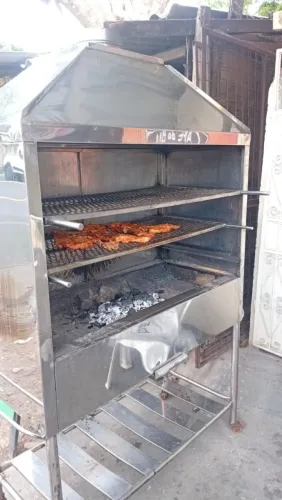Churrasqueira Grande em Inox com 2 Grelhas - Excelente Estado
