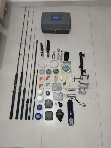 Kit para pesca Esportiva, varas, Anzóis, suporte varas para Barco, chumbadas, linhas e etc