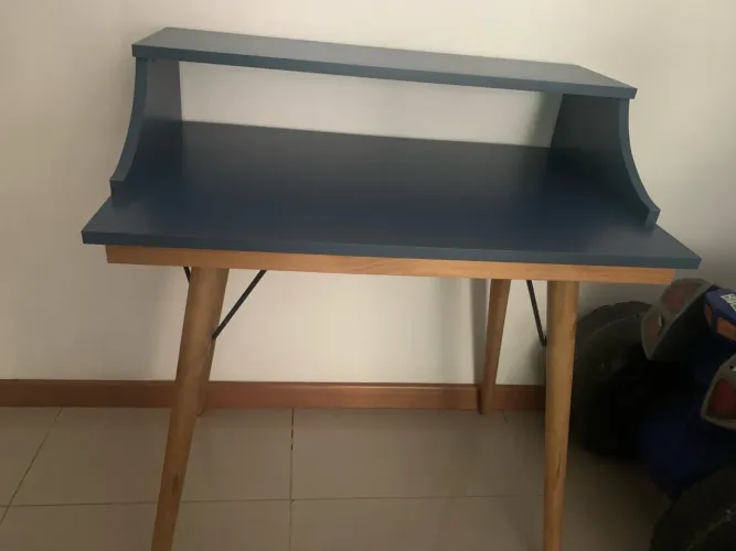 Escrivaninha infantil azul pé palito 