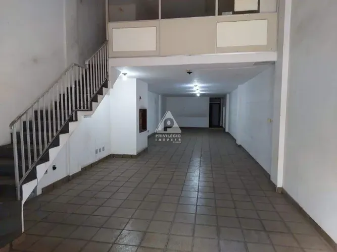 Galpão a venda, 3 pavimentos, 2 banheiros, 1 cozinha ampla, Rio Comprido-RJ