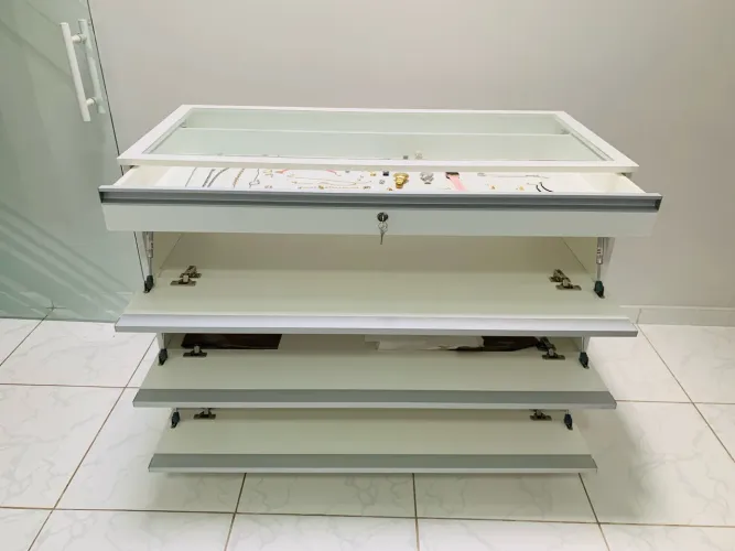 Expositor e balcão para loja
