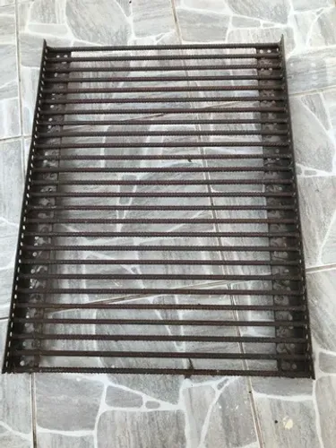Vendo grade, acompanha a caixa e um suporte de ferro