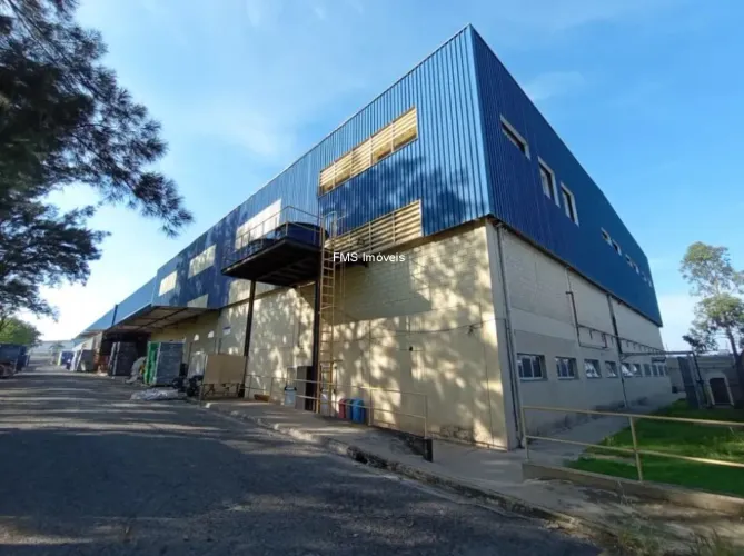Aluguel de Galpão Comercial com 2 salas, 8 banheiros e 20 vagas de garagem em Sorocaba-SP,