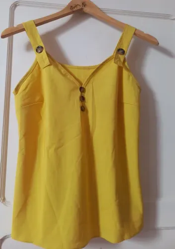 Blusa feminina amarela com botões