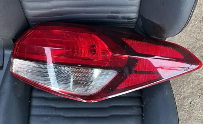 LANTERNA KIA CERATO 19