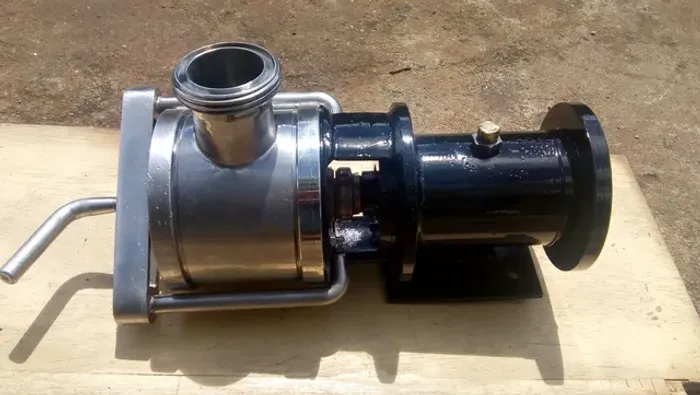 Bomba sanitária auto aspirante para transporte de leite