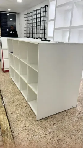 Balcão com divisórias 